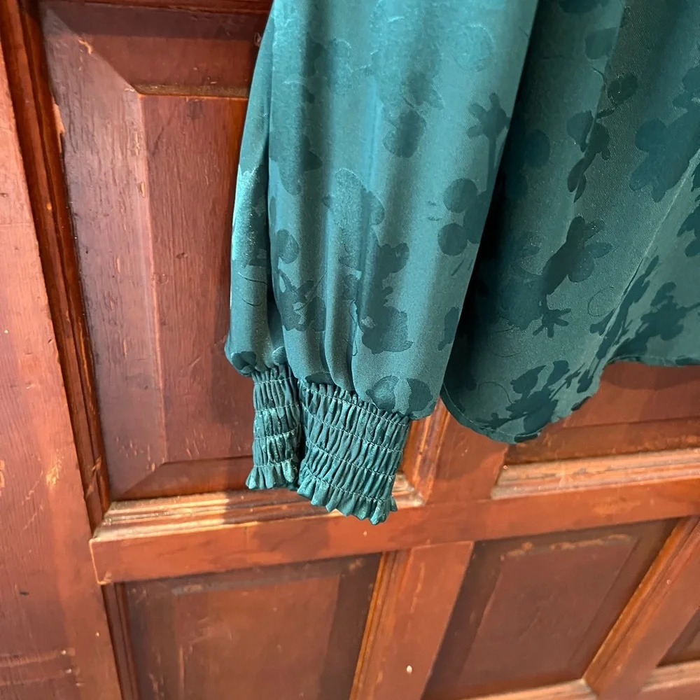 Torrid Minnie and Mickey Emerald Green Puff Sleeve Blouse size 1 - Picture 5 of 7